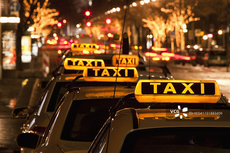 出租车夜间排成一排停靠的细节图片素材