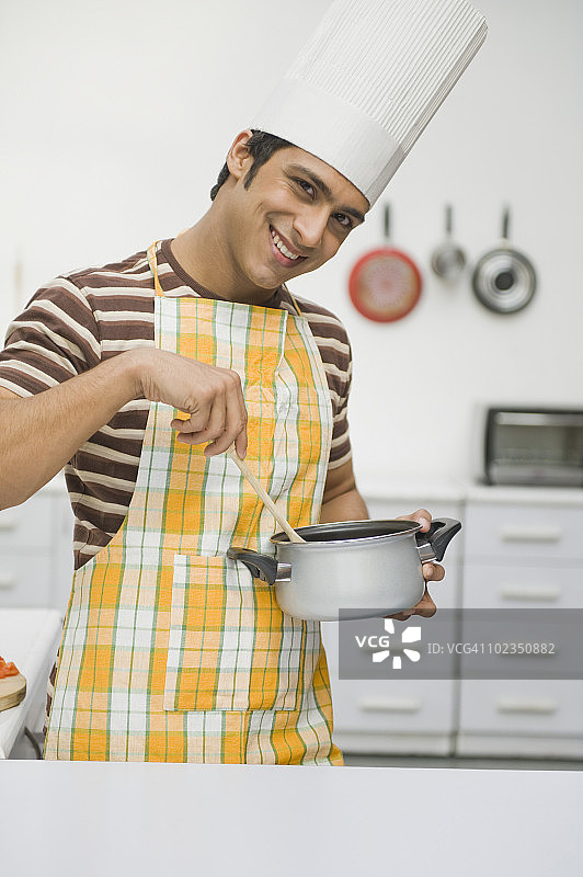 男人在厨房做饭图片素材