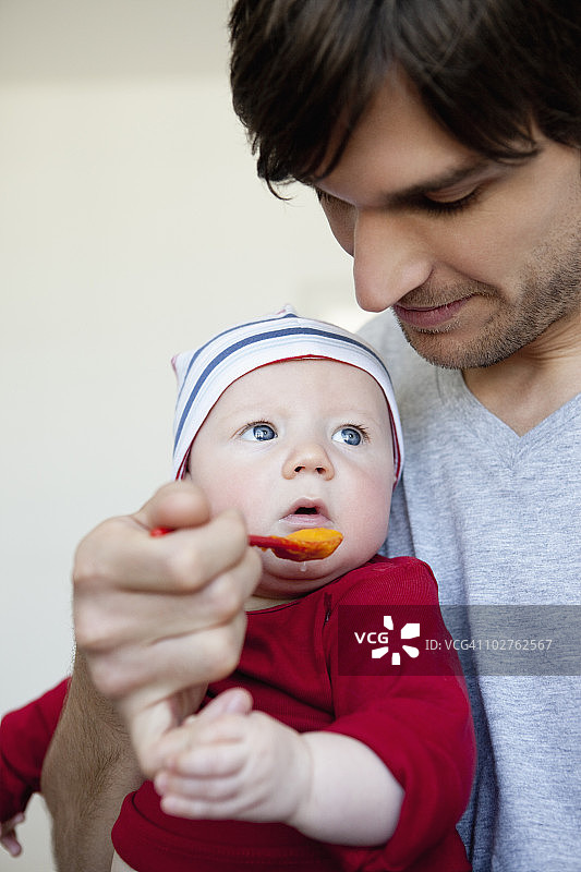 男子喂婴儿图片素材
