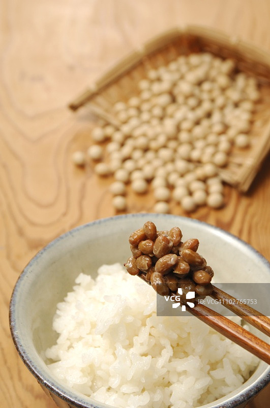 发酵的黄豆和煮熟的米饭图片素材