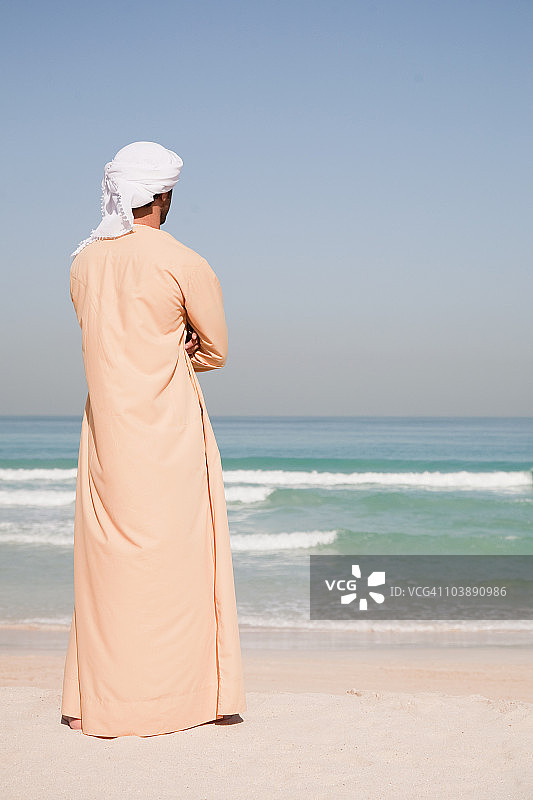 一个中东人站在海滩上图片素材