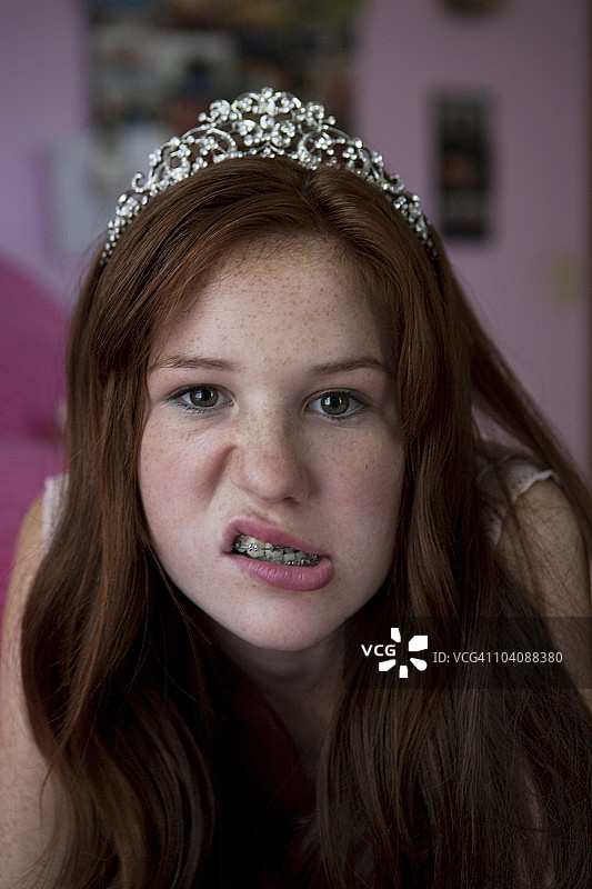 13岁的少女戴着头冠和牙套。图片素材