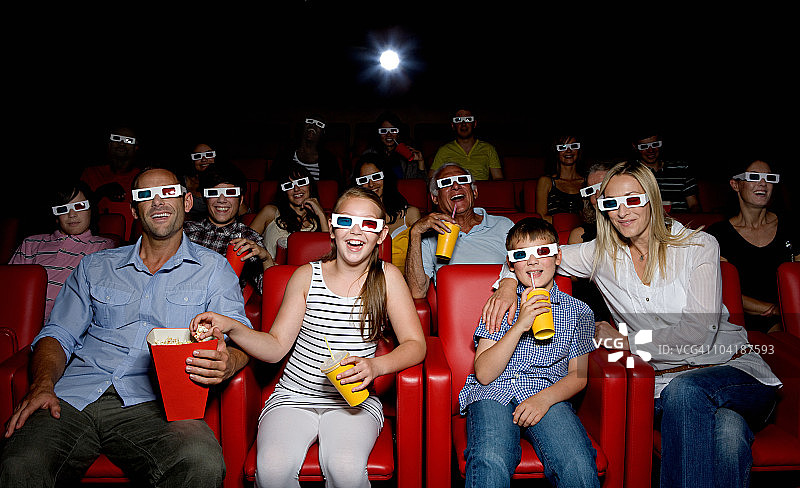 一家人在电影院看3d电影图片素材