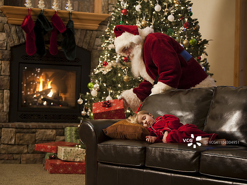 圣诞老人把礼物放在树下图片素材