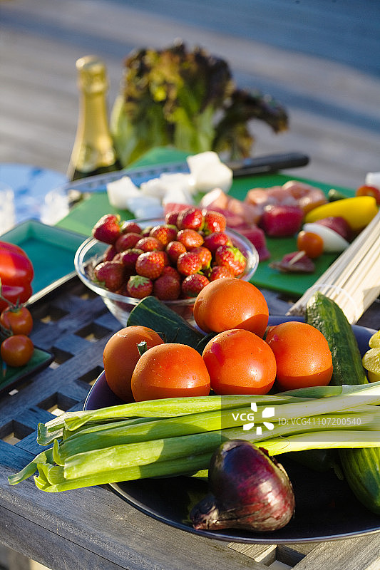 蔬菜和水果在桌子上图片素材