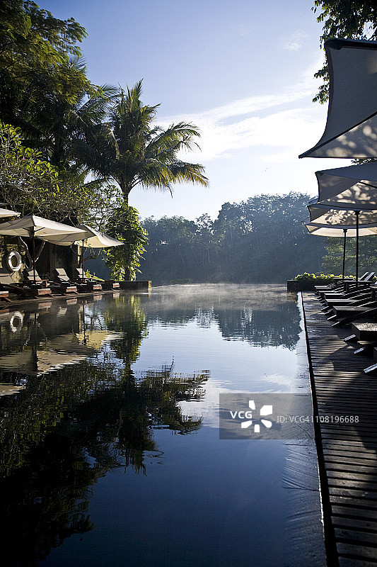 酒店游泳池在巴厘岛丛林山谷图片素材