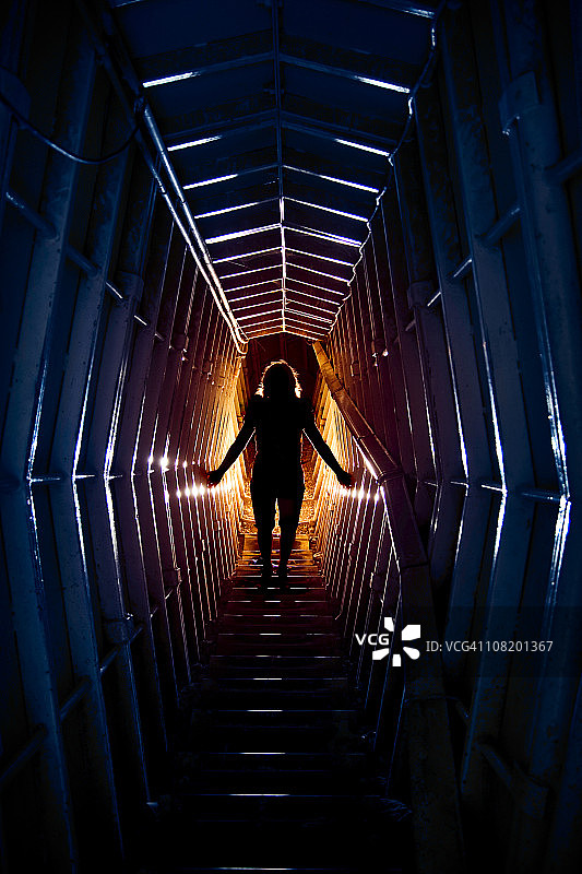 未来时光旅行隧道中的女人剪影图片素材