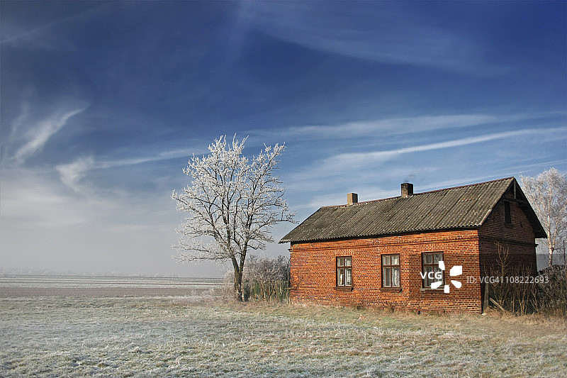 冬天在田间的砖房图片素材