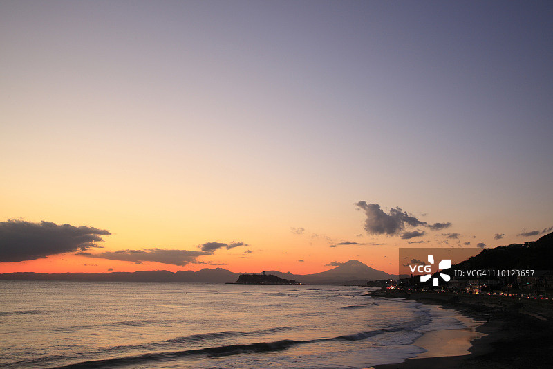 夕阳中的Enoshima岛图片素材