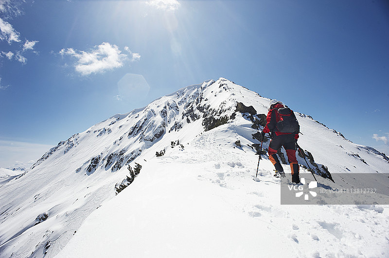 徒步旅行班斯科山脉的男性滑雪运动员图片素材