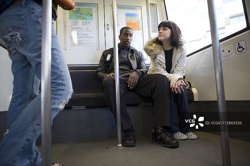 低角度的一个年轻夫妇旅行在一个公共交通列车图片素材