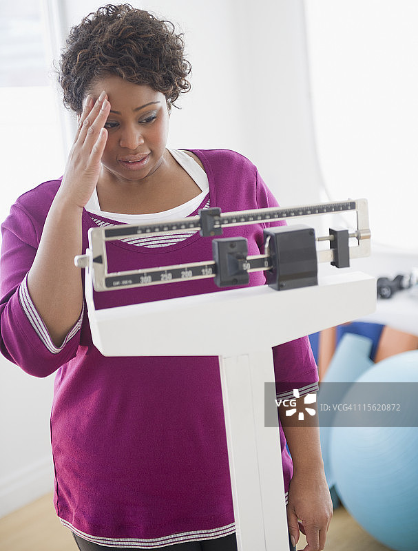 一位非裔美国妇女称自己的体重图片素材