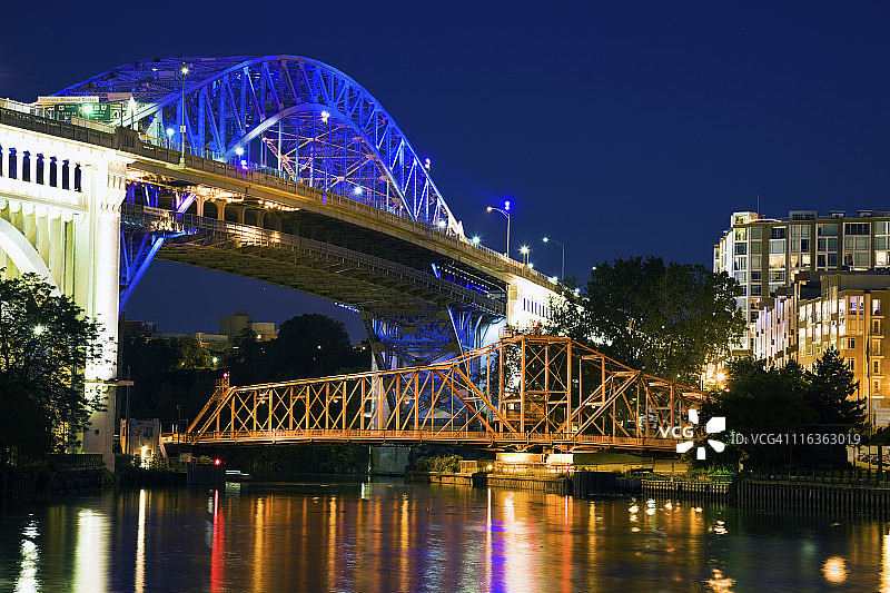 美国，俄亥俄州，克利夫兰，桥横跨凯霍加河在晚上图片素材