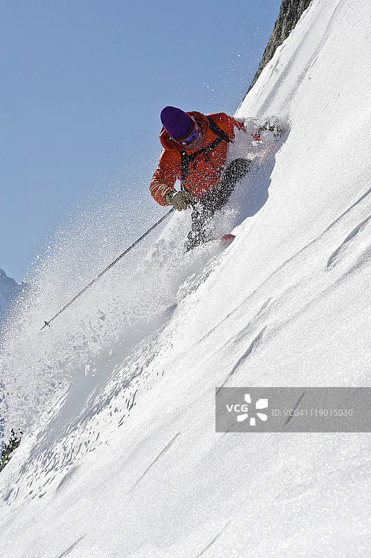 滑雪者在陡峭的山路上转弯图片素材
