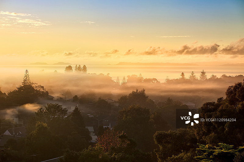 秋天有雾的早晨图片素材