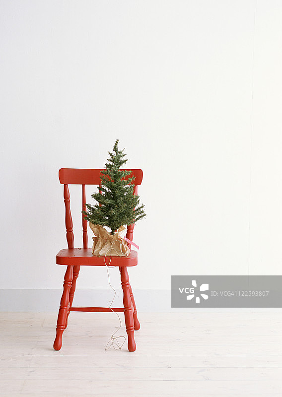 椅子上的小圣诞树图片素材