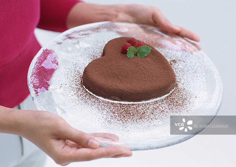 一个心形的巧克力蛋糕图片素材