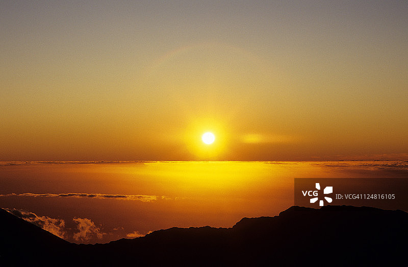 夏威夷，太阳球沉入海平面，从山顶俯瞰图片素材