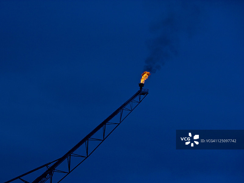 海上石油钻塔用燃气燃烧图片素材