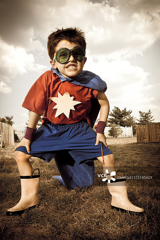 穿着超级英雄服装的小男孩犯罪斗士图片素材