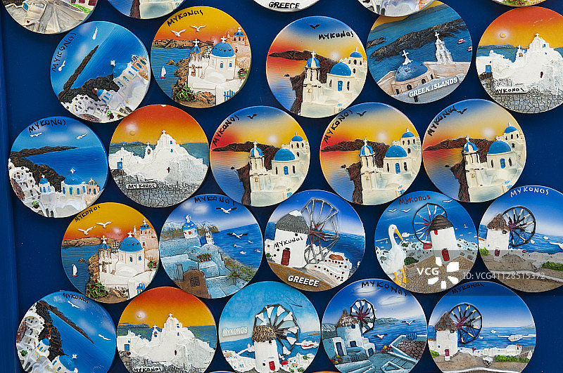 希腊，基克拉迪斯群岛，米科诺斯，米科诺斯镇，市场摊位上的纪念品通多图片素材