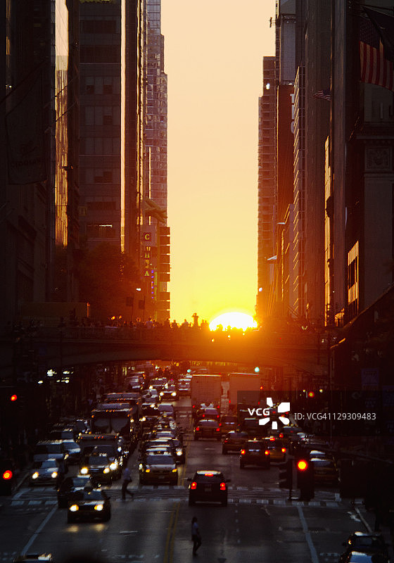 美国，纽约，纽约市，夕阳照亮了繁忙的街道图片素材