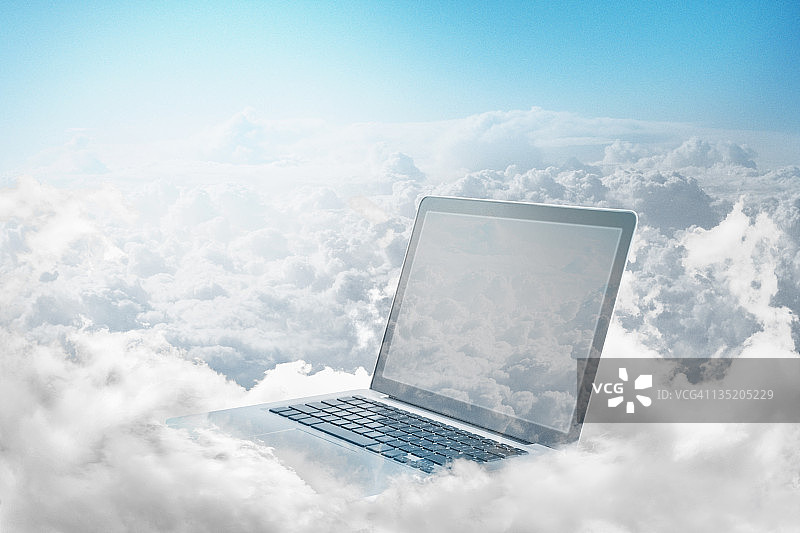 漂浮在云端的笔记本电脑图片素材