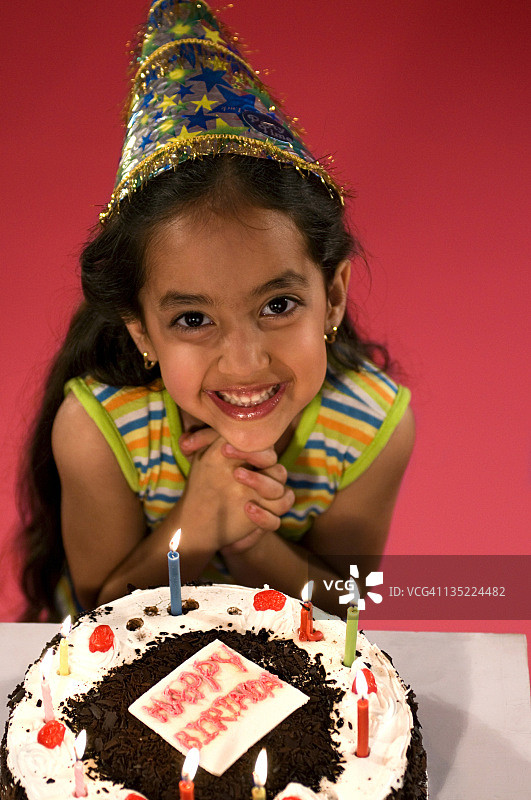 一个拿着生日蛋糕的女孩图片素材