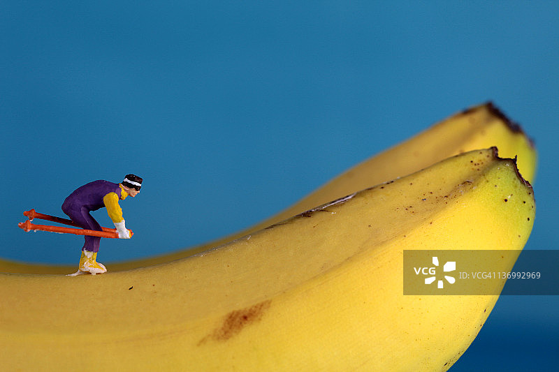 滑雪的身影在香蕉上图片素材