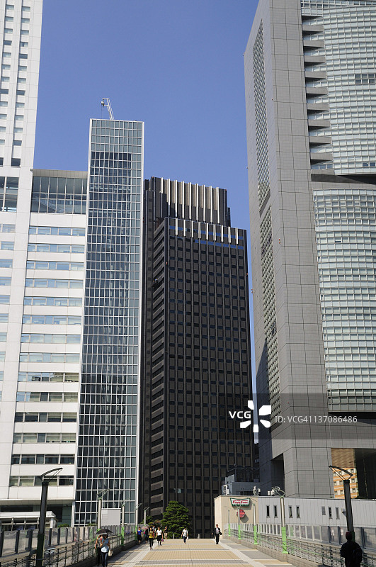 新宿南入口附近的摩天大楼图片素材