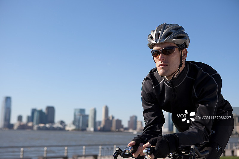 男子骑着自行车过桥的特写图片素材
