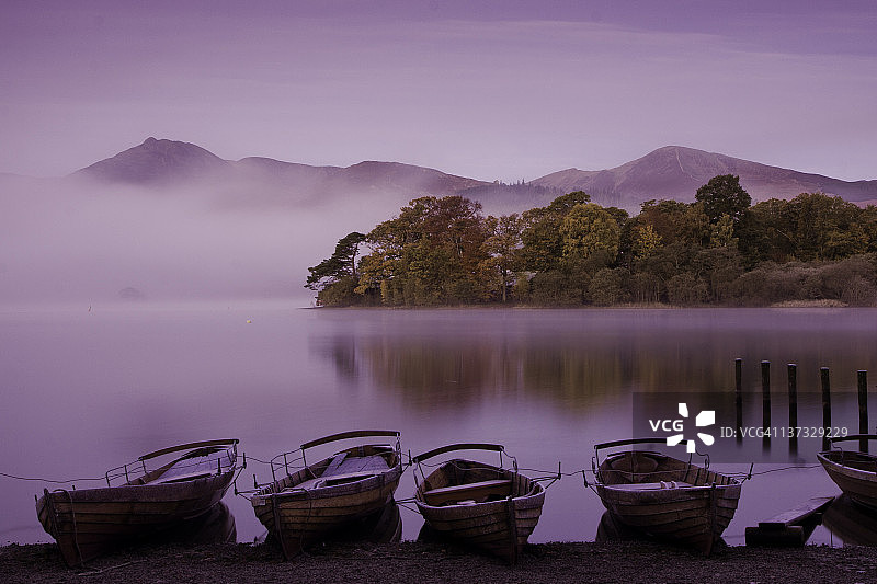 有雾的秋天早晨，湖岸边有小船图片素材