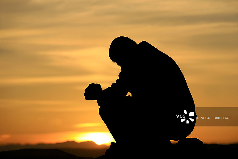 男人祷告图片素材