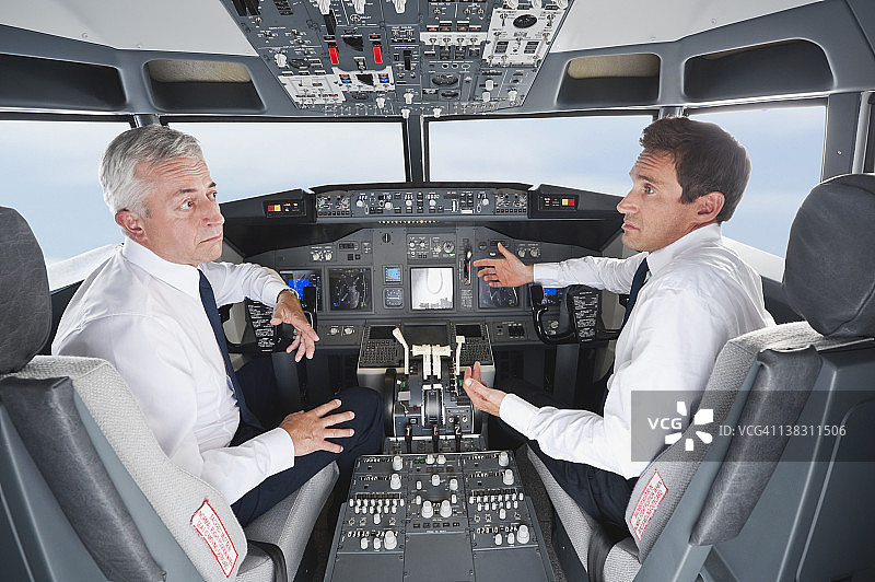德国，巴伐利亚，慕尼黑，驾驶员和副驾驶员从飞机驾驶舱驾驶飞机图片素材