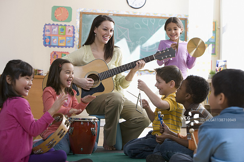 老师在教室里给学生弹吉他图片素材