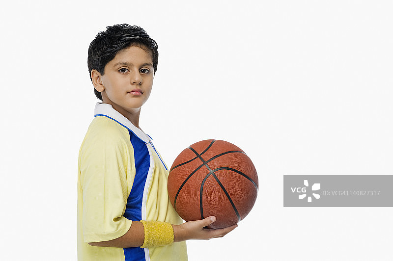 一个拿着篮球的男孩的肖像图片素材