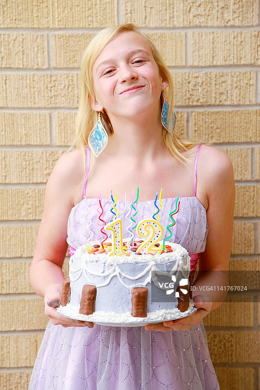 小女孩拿着生日蛋糕图片素材