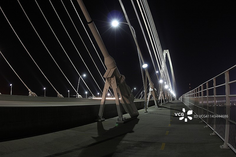 小亚瑟·拉文晚上在桥边图片素材
