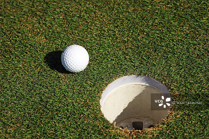 近距离的高尔夫球洞在路线上图片素材