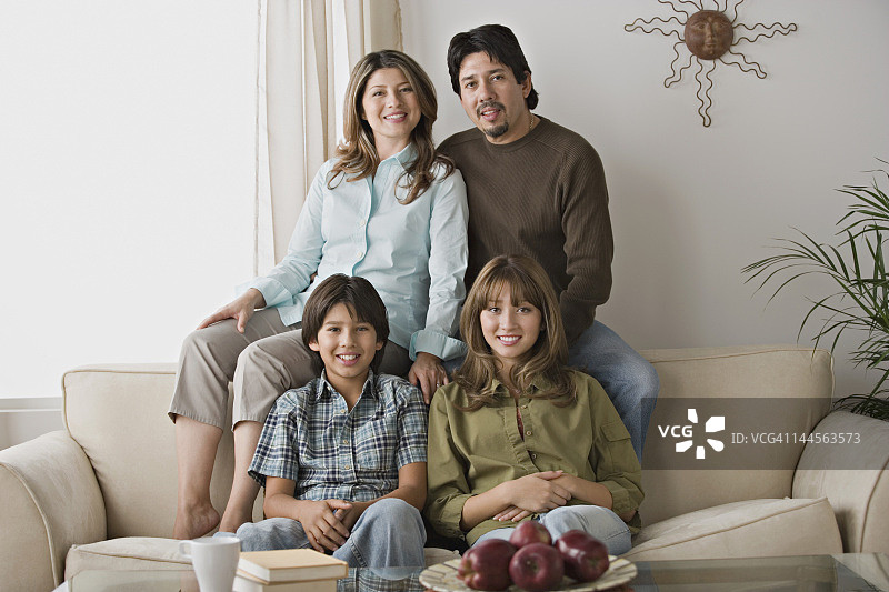 美国，加利福尼亚，洛杉矶，微笑的家庭肖像图片素材