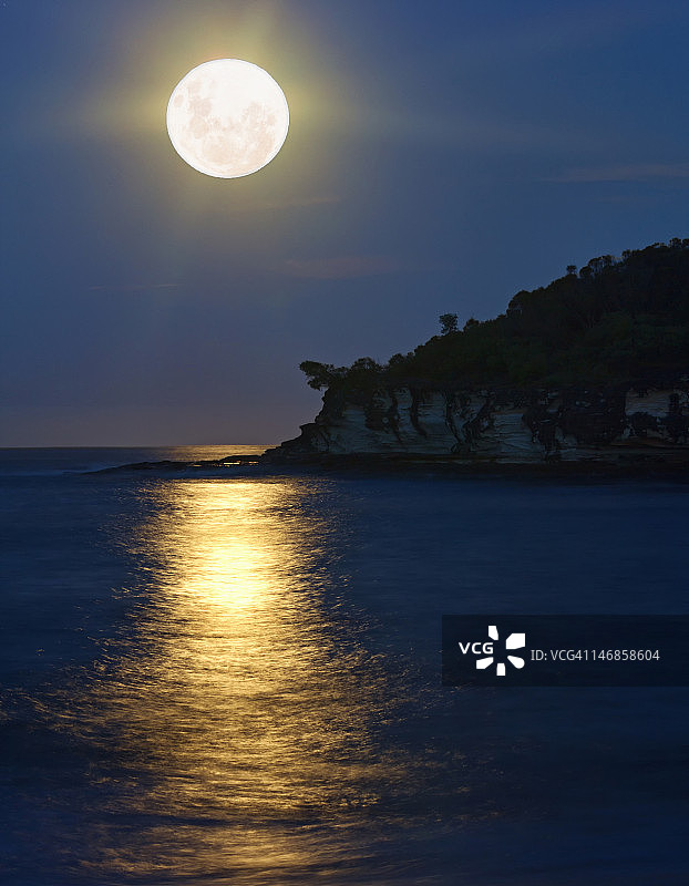 超级月亮升起在珍珠海滩图片素材