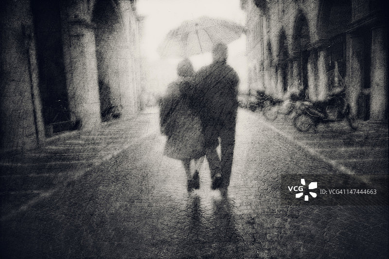 一对情侣走在街上图片素材