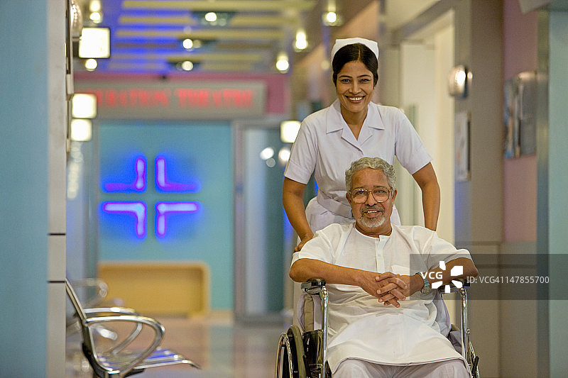 女护士推着一位老人的轮椅图片素材