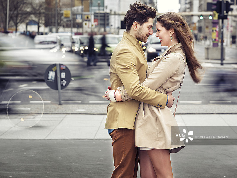迷人的年轻夫妇在波茨坦广场拥抱图片素材