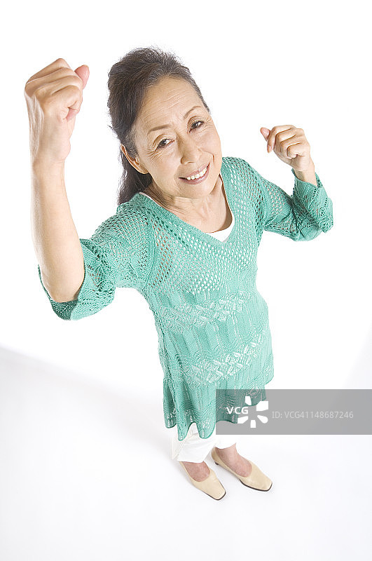 老女人挥舞着拳头图片素材