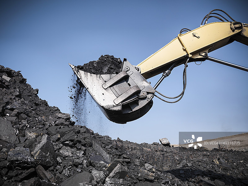从露天煤矿吊煤的挖掘机图片素材