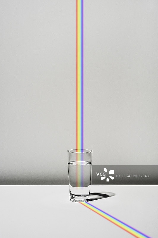 杯子里装满了水和彩虹图片素材