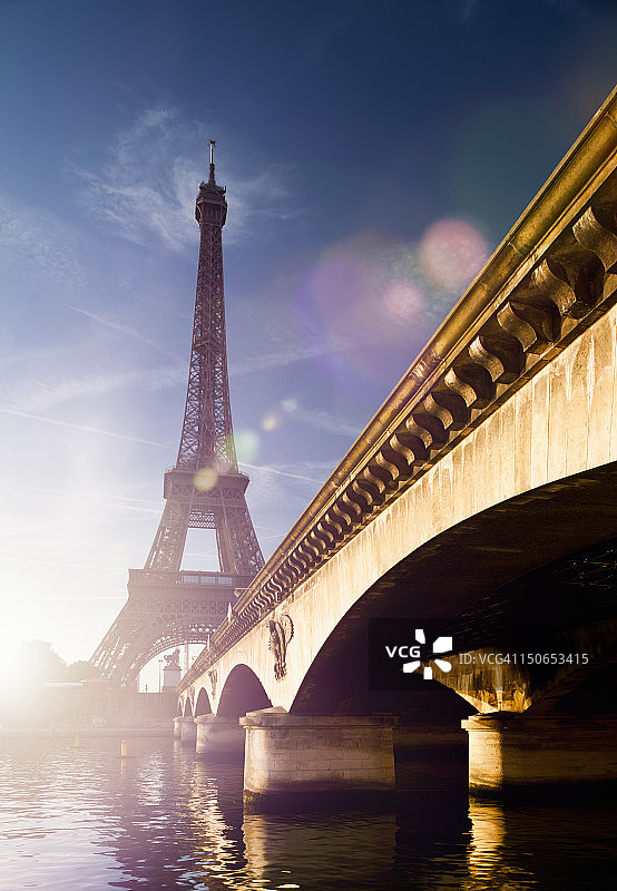埃菲尔铁塔和巴黎桥图片素材
