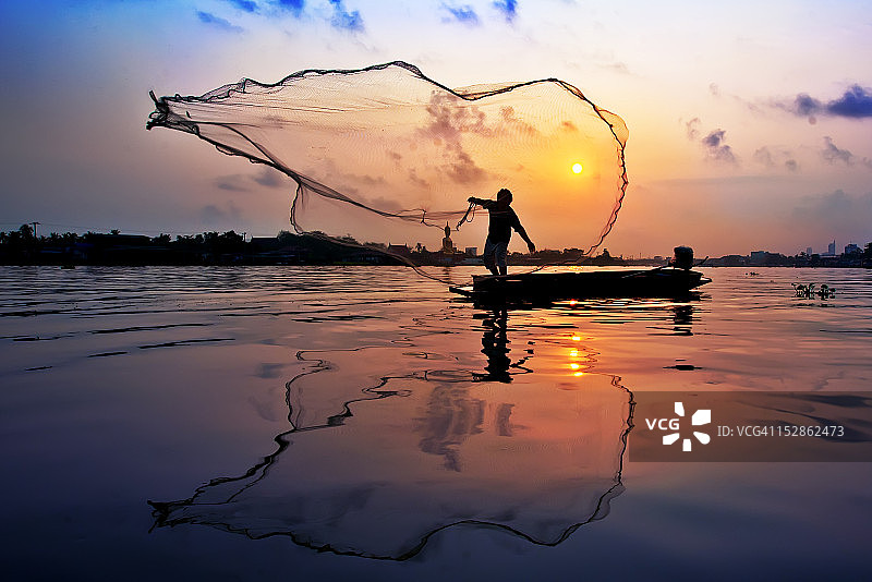 Chaophaya河上的渔夫图片素材