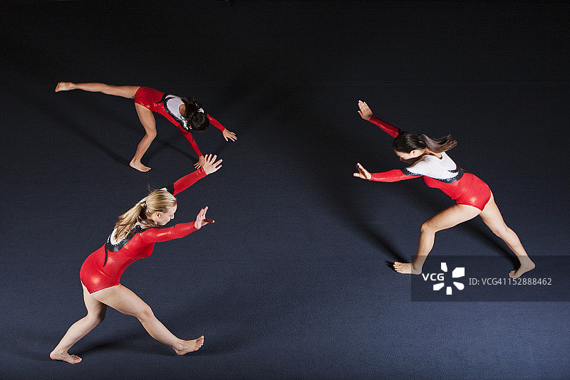 女子体操运动员在练习自由体操图片素材